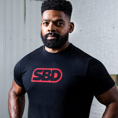 SBD Brand Shirt – Classic herenmodel in zwart met rood SBD-logo