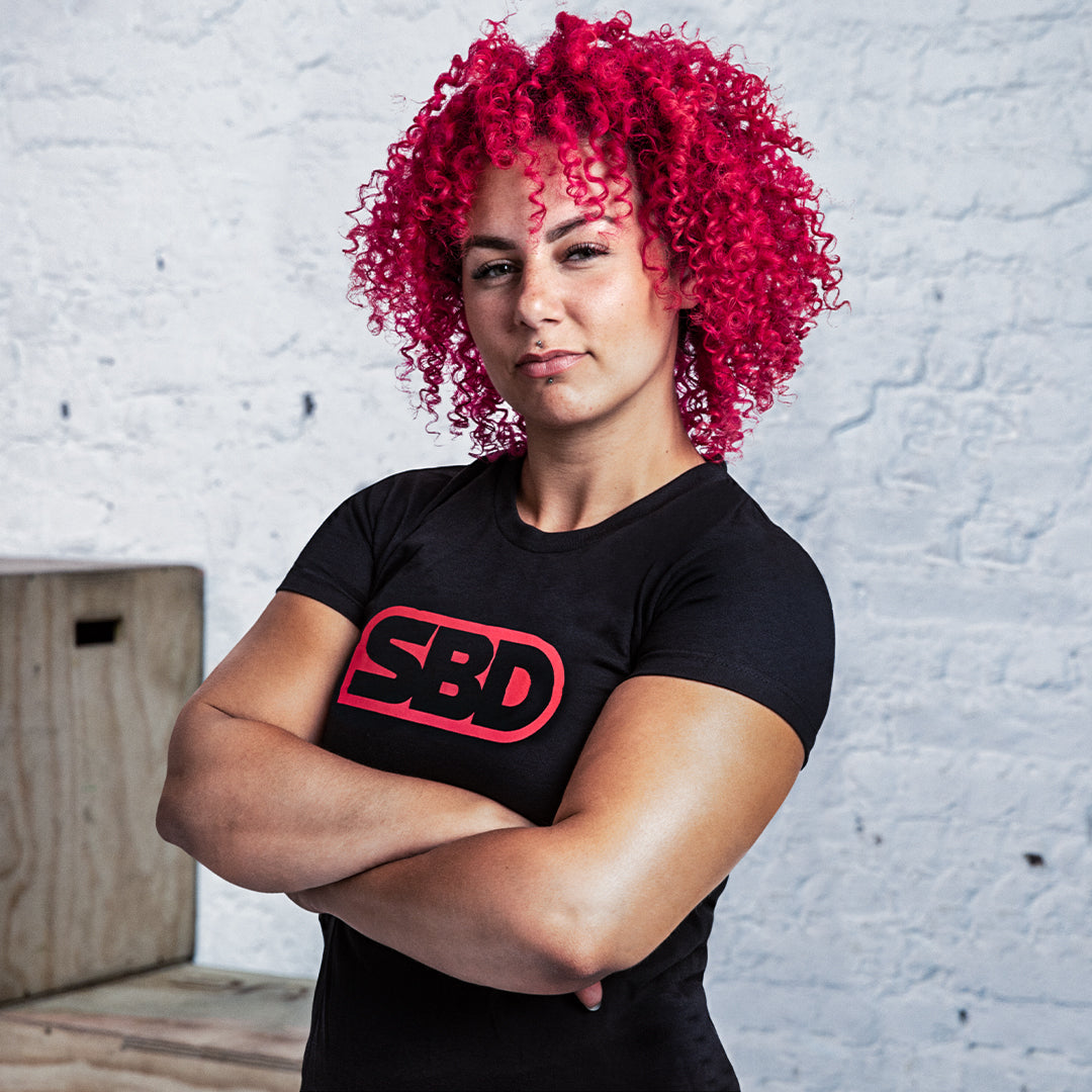 SBD Brand Shirt – Classic damesmodel met rood SBD-logo, voorzijde